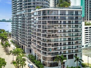 488 NE 18th St in Miami, FL - Foto de edificio - Building Photo