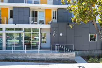 Greenway Meadows in Santa Monica, CA - Foto de edificio - Building Photo