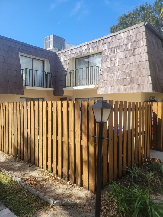 570 N Tropic Ln, Unit 4C in Vero Beach, FL - Building Photo