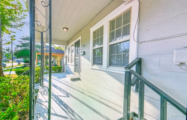 208 W Lobit Ave in Baytown, TX - Building Photo - Building Photo