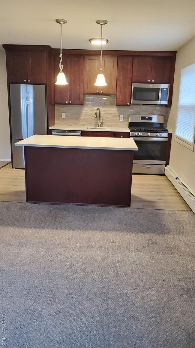 460 Old Town Rd in Port Jefferson Station, NY - Foto de edificio - Building Photo