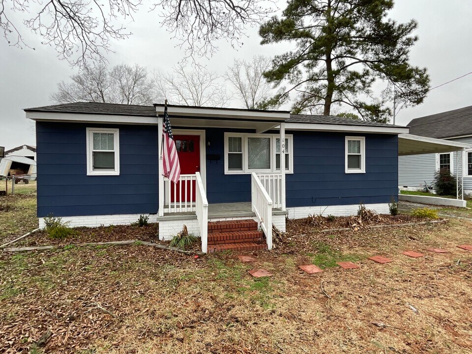 104 E I St in Erwin, NC - Building Photo
