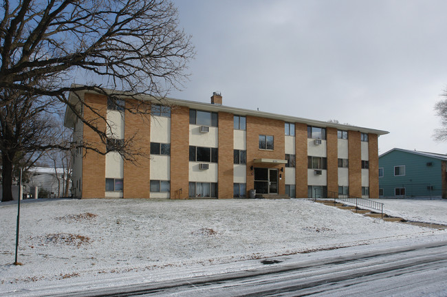 6551 Channel Rd NE in Fridley, MN - Building Photo - Building Photo