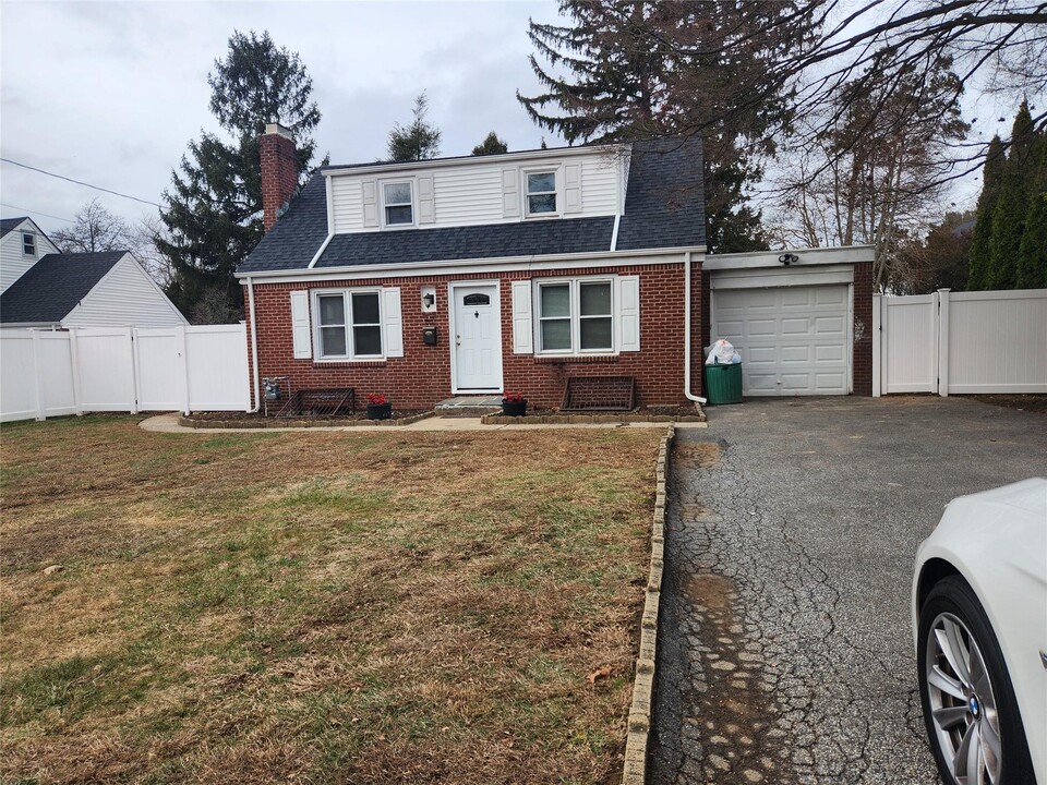 67 E Park Dr in Huntington Station, NY - Building Photo