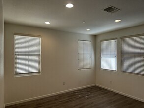 1086 S Walcott Ave in Tracy, CA - Foto de edificio - Building Photo
