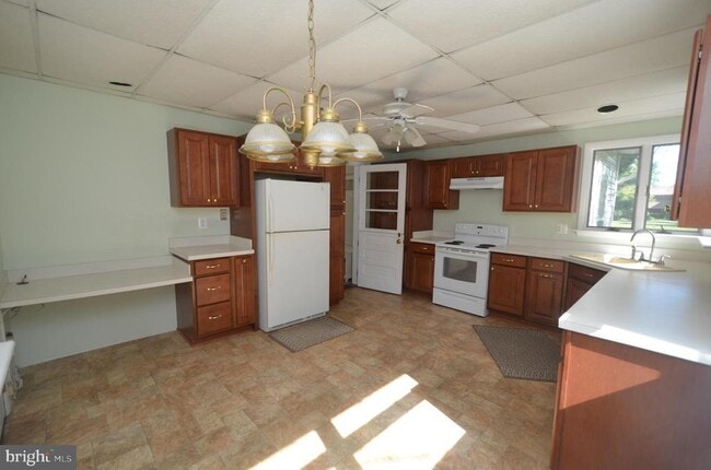 6049 Parkers Creek Dr in Deale, MD - Building Photo - Building Photo