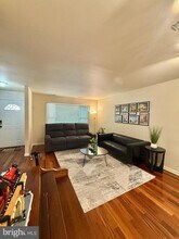 5500 Woodlawn Manor Ct in Alexandria, VA - Building Photo - Building Photo