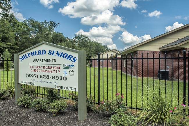 Shepherd Senior in Shepherd, TX - Foto de edificio - Building Photo