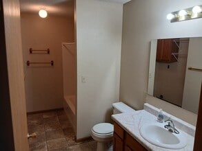 4908 Charm Oak Dr in Jefferson City, MO - Foto de edificio - Building Photo