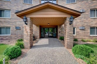 Hemlock Pines in Maple Grove, MN - Building Photo - Building Photo