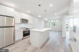 3449 Scotts Ln, Unit B324 in Philadelphia, PA - Building Photo