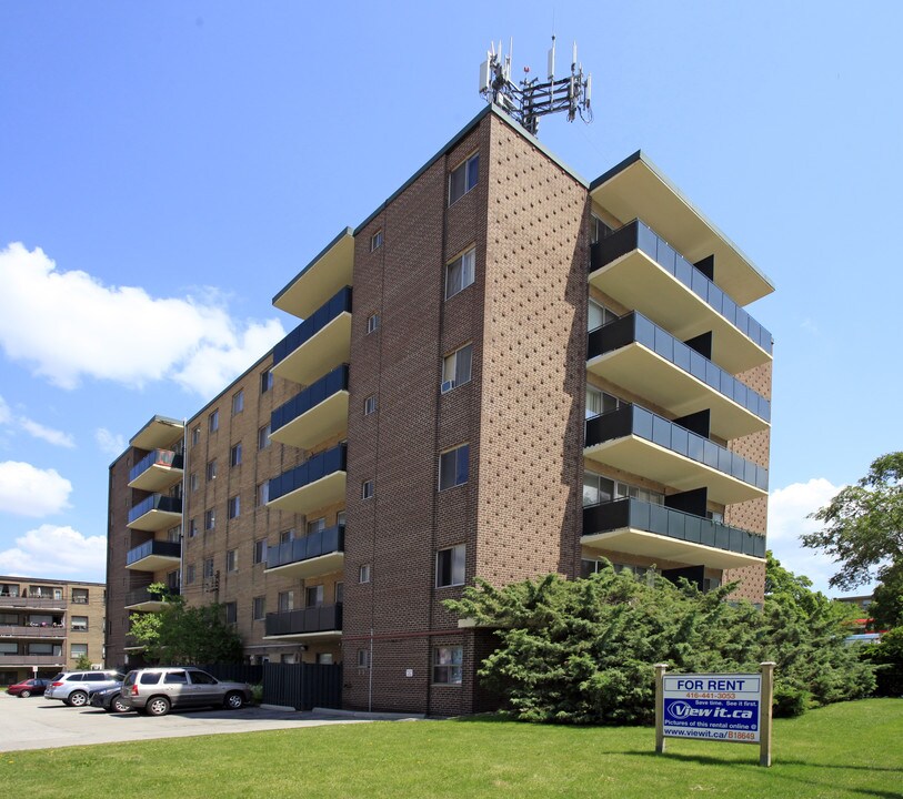 Parkway Court in Toronto, ON - Building Photo