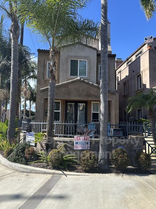 901 Huntington St in Huntington Beach, CA - Foto de edificio