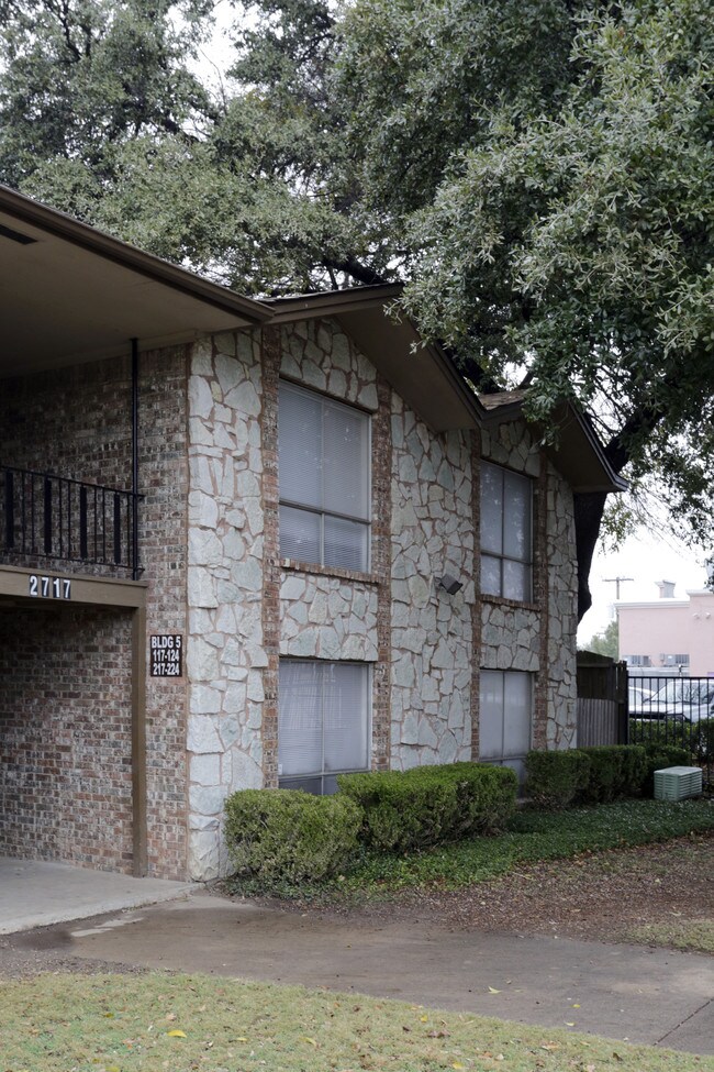 The Courtyard on Jefferson in Dallas, TX - Building Photo - Building Photo