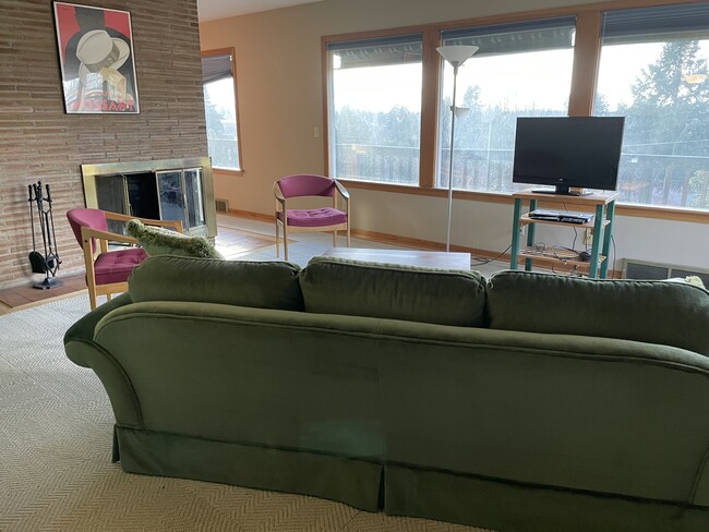 3433 NE Cadet Ave, Unit Upper in Portland, OR - Building Photo - Building Photo