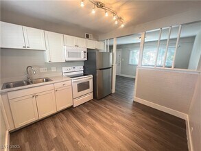 221 S 10th St in Las Vegas, NV - Building Photo - Building Photo