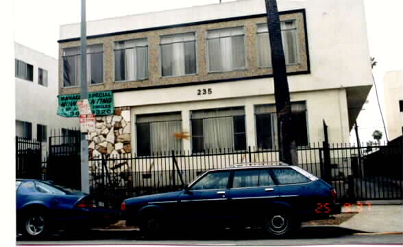 235 S Normandie Ave in Los Angeles, CA - Foto de edificio