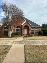 4742 Parkhaven Dr in Garland, TX - Building Photo