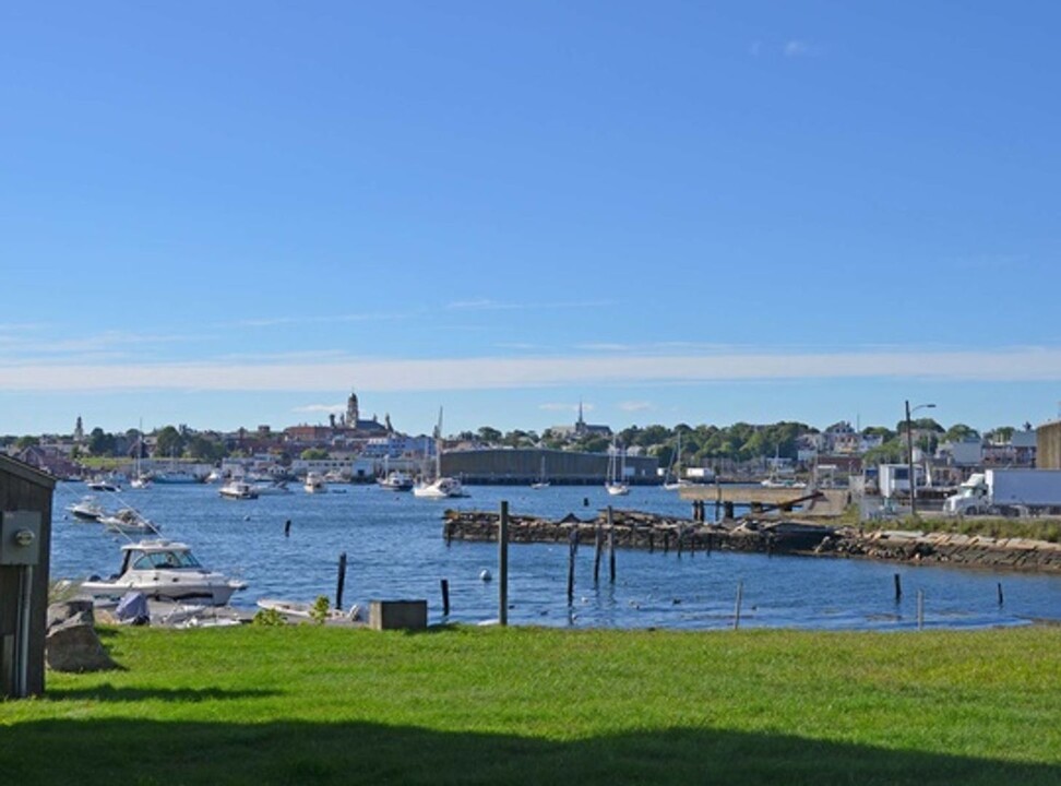 5 Pirates Ln in Gloucester, MA - Foto de edificio