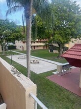 10905 N Kendall Dr in Miami, FL - Building Photo - Building Photo