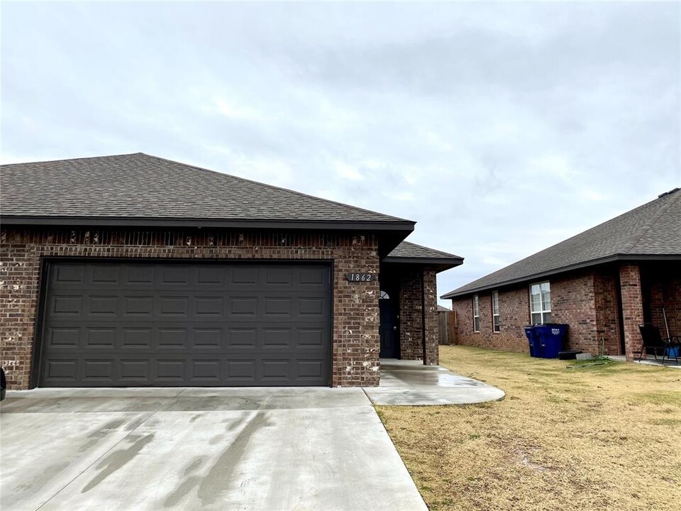 1864 Post Oak Rd in El Reno, OK - Foto de edificio