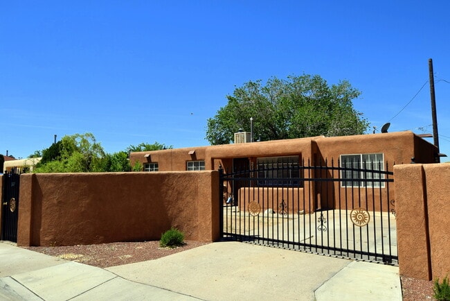 2115 Britt St NE in Albuquerque, NM - Building Photo - Building Photo
