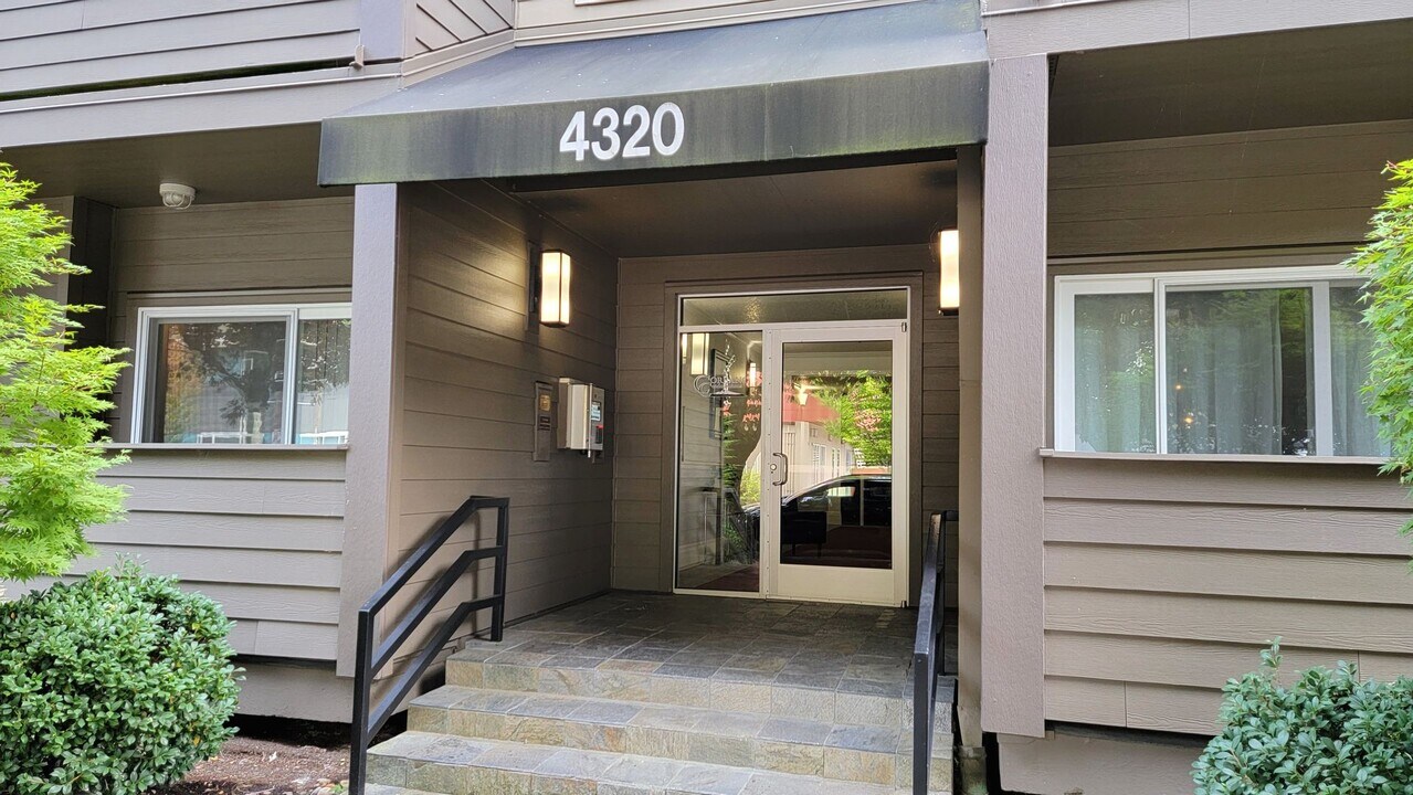 4320 S Corbett Ave in Portland, OR - Building Photo