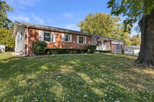 1723 Hillcrest Dr in Lake Geneva, WI - Building Photo