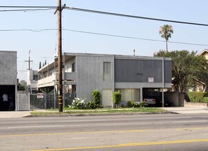 13940 Sherman Way in Van Nuys, CA - Foto de edificio - Building Photo