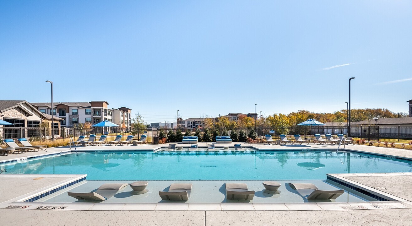 Creekside at Grand Prairie in Grand Prairie, TX - Building Photo