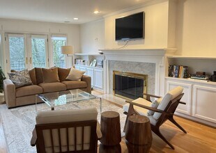 3919 SW Mt Adams Dr in Portland, OR - Building Photo - Building Photo