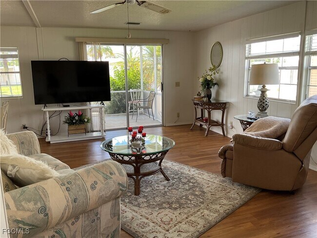566 Hogan Dr in North Fort Myers, FL - Building Photo - Building Photo