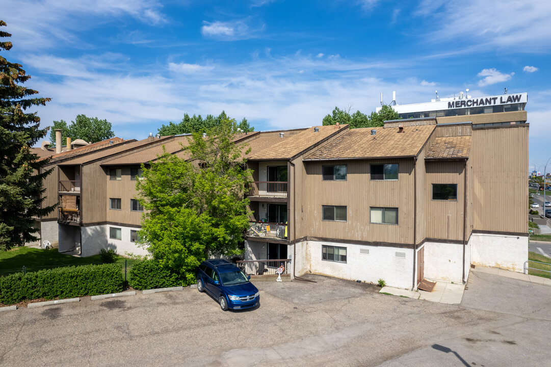 Albert Park Apartments in Calgary, AB - Building Photo