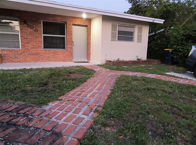 4900 SW 28th Terrace in Fort Lauderdale, FL - Building Photo - Building Photo