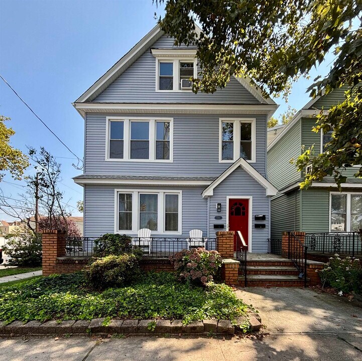 786 Avenue C in Bayonne, NJ - Building Photo