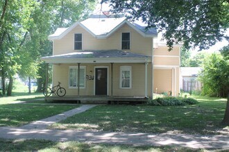 119 Elm St in Vermillion, SD - Building Photo - Building Photo