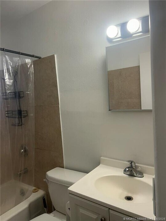 2570 42nd St-Unit -A in Vero Beach, FL - Building Photo