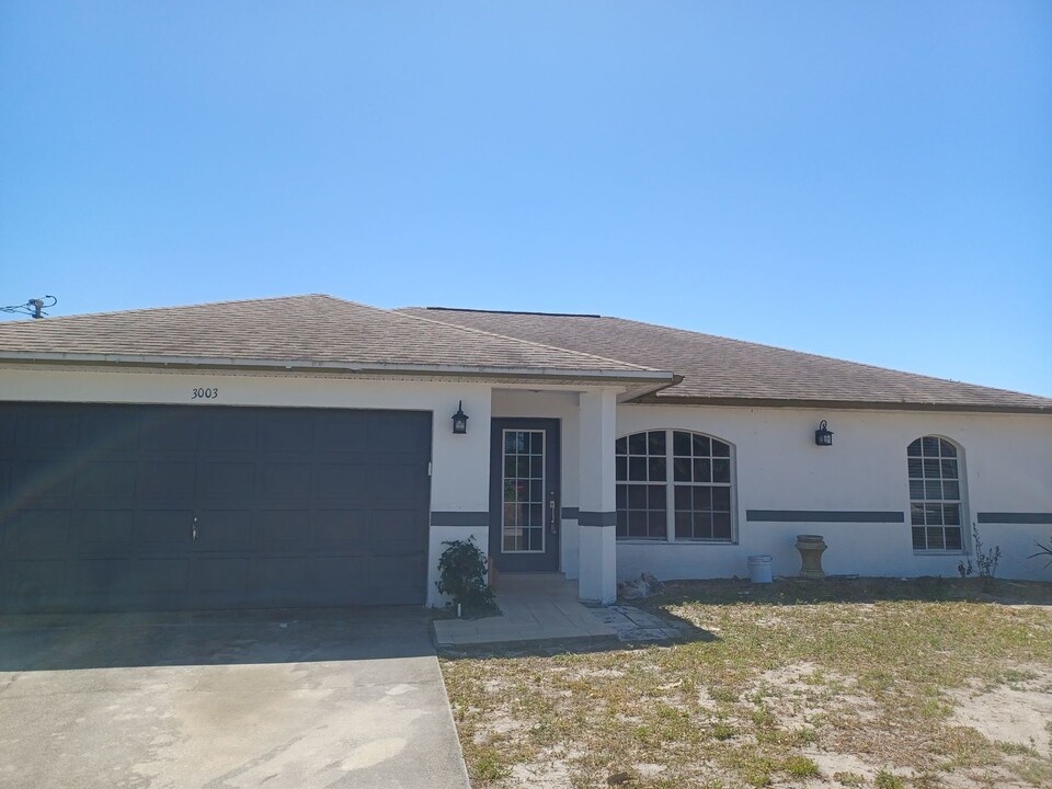 3003 32nd St SW in Lehigh Acres, FL - Building Photo