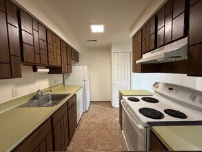 1215 W Ivy Ave, Unit 301 in Moses Lake, WA - Building Photo - Building Photo