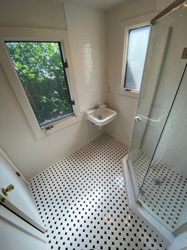322 E 16th Ave, Unit B in Eugene, OR - Building Photo - Building Photo