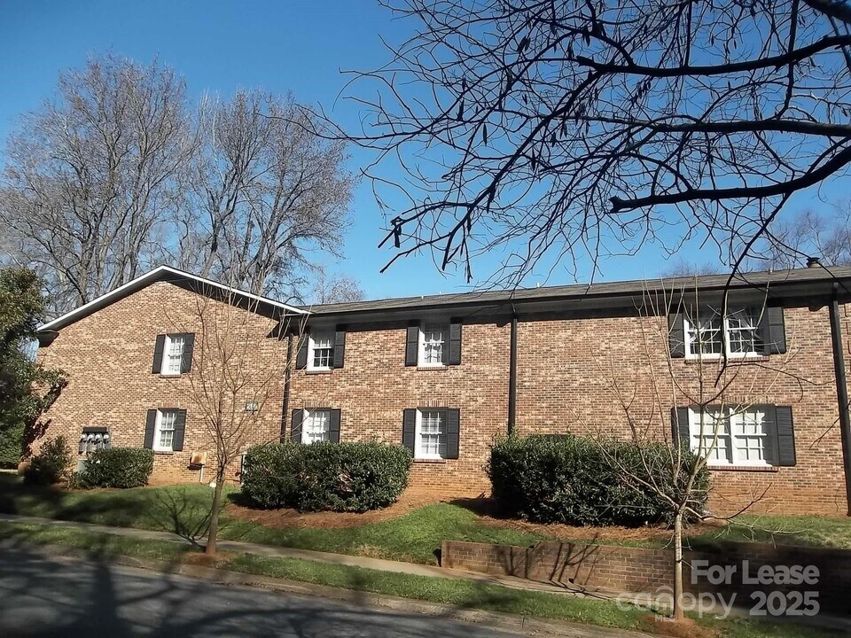 2141 Selwyn Ave in Charlotte, NC - Building Photo