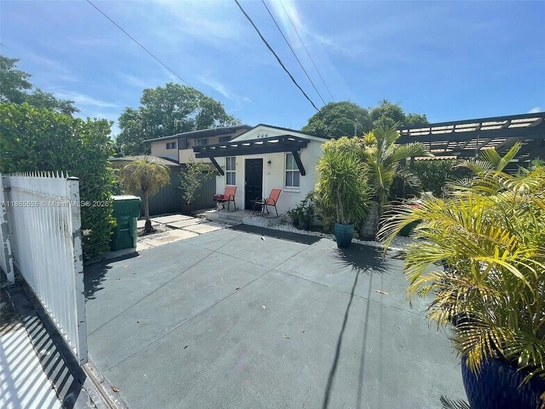 210 NE 110th St in Miami, FL - Building Photo