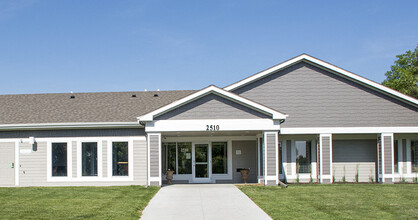 Westpointe Apartments in Urbandale, IA - Foto de edificio - Building Photo