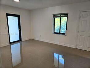 323 SW 31st Ct in Miami, FL - Building Photo - Building Photo