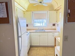 145 Dorchester E, Unit 145 in West Palm Beach, FL - Foto de edificio - Building Photo