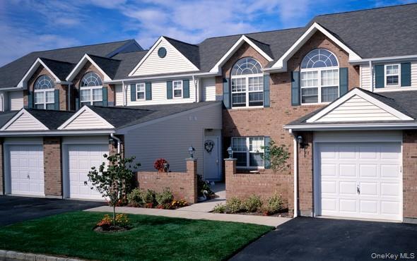 148 Horizon View Dr in Farmingville, NY - Building Photo
