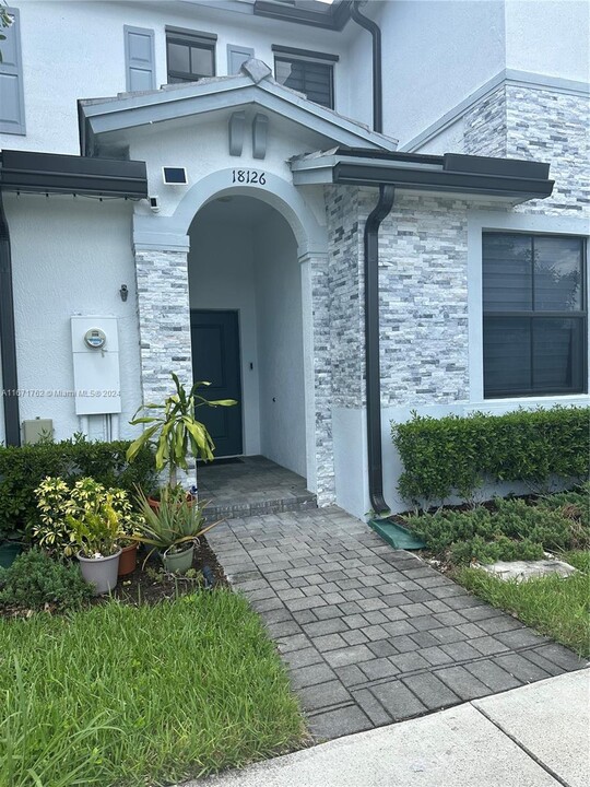 18126 SW 148th Rd in Quail Heights, FL - Building Photo