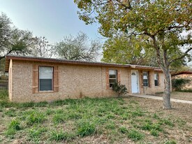 413 N Water St in Pleasanton, TX - Building Photo