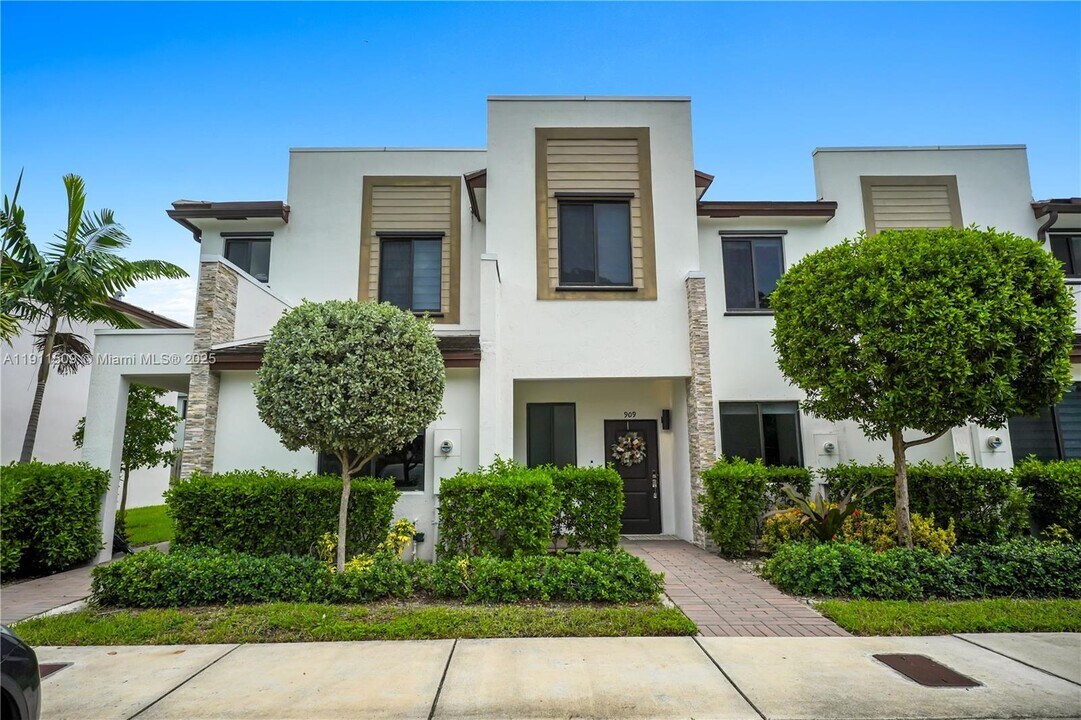 909 NE 211th St in North Miami Beach, FL - Building Photo