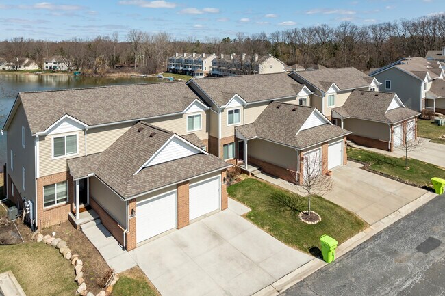 11306 Woodruff Lake Dr in Brighton, MI - Building Photo - Building Photo